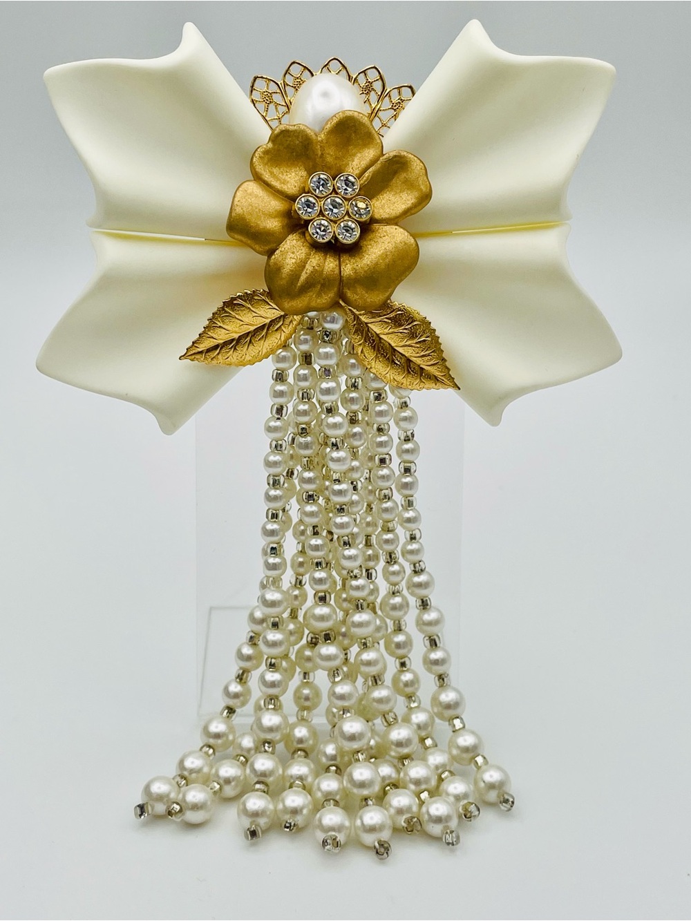 Judith Gold Flower White Bo’s, w Ede seessaáa Pearl Tassel Brooch - Ivory & Gold